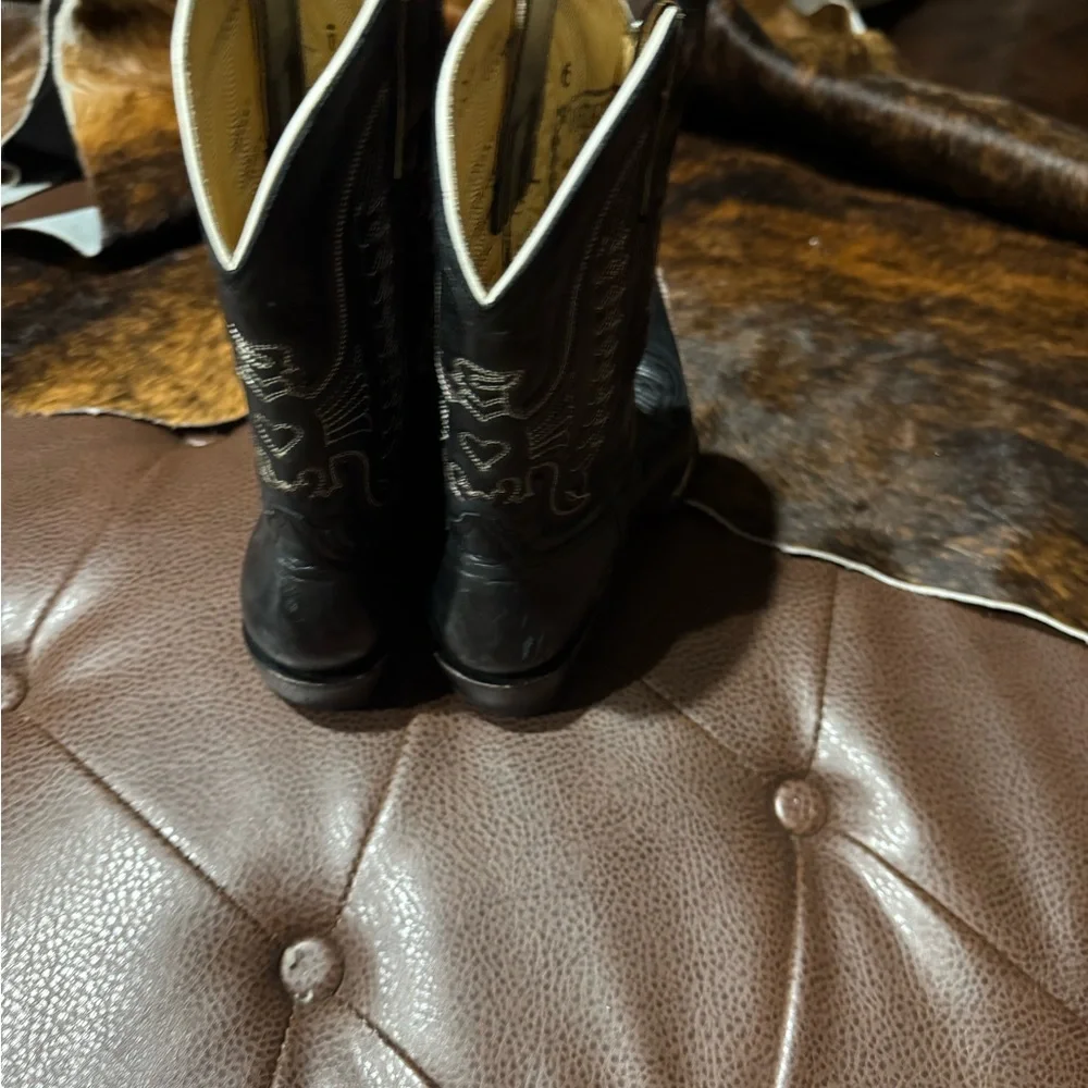 Heritage Black Heeled Boots with Pointed Toe - Picture 2 of 12